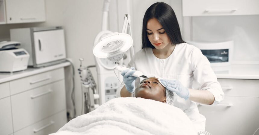 découvrez les dernières avancées en dermatologie laser, une méthode efficace pour traiter divers problèmes de peau tels que les taches, ridules et cicatrices. profitez de soins personnalisés avec des technologies de pointe pour un teint éclatant et en santé.