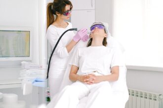 découvrez les bienfaits de la dermatologie au laser, une technologie innovante pour traiter efficacement les problèmes de peau tels que l'acné, les cicatrices, le vieillissement cutané et bien plus. offrez à votre peau le soin qu'elle mérite grâce à nos traitements dermatologiques au laser personnalisés.