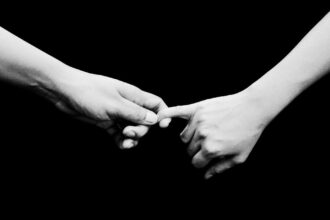 découvrez tout sur la dermatite de contact : ses causes, symptômes et traitements. obtenez des conseils pour prévenir les réactions cutanées et améliorer votre santé de la peau.