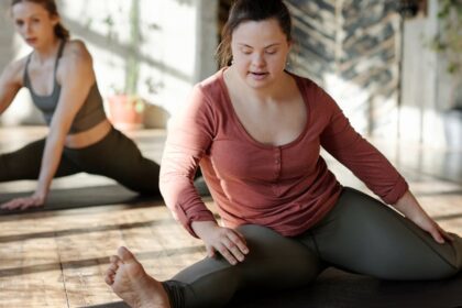 découvrez l'univers apaisant du yoga avec notre instructeur expert. que vous soyez débutant ou avancé, plongez dans des séances adaptées à tous les niveaux pour améliorer votre bien-être physique et mental.