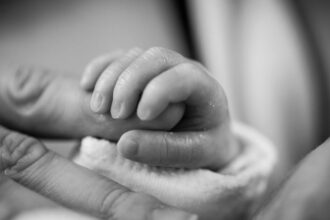 découvrez tout ce qu'il faut savoir sur le trigger finger, ou doigt à ressaut : symptômes, causes, traitements et conseils pour soulager cette affection courante.