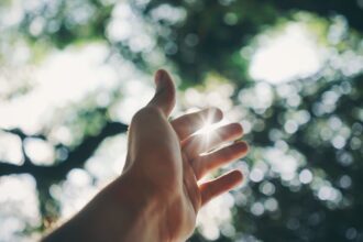 découvrez les causes et les solutions pour soulager les doigts raidis. apprenez des exercices simples et des conseils pratiques pour améliorer votre flexibilité et retrouver une meilleure mobilité des mains.