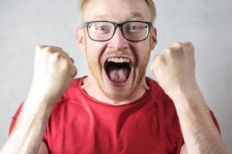 découvrez tout sur le trigger finger, une affection courante qui cause des douleurs et des blocages des doigts. apprenez les causes, les symptômes et les traitements disponibles pour retrouver votre mobilité.