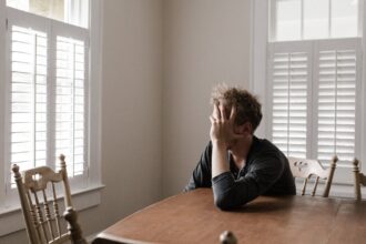 découvrez les causes et traitements de la douleur à la langue. apprenez à identifier les symptômes, les remèdes naturels et les conseils pour soulager cet inconfort buccal.