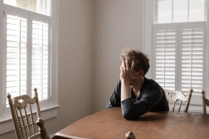 découvrez les causes et traitements de la douleur à la langue. apprenez à identifier les symptômes, les remèdes naturels et les conseils pour soulager cet inconfort buccal.