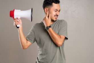 découvrez les causes, symptômes et traitements de l'otalgie (mal d'oreille) dans notre guide complet. apprenez à soulager votre douleur et à prévenir les infections, tout en bénéficiant de conseils pratiques pour prendre soin de votre santé auditive.