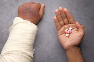 découvrez les causes, symptômes et traitements de la douleur au poignet. apprenez comment soulager l'inconfort et prévenir les blessures avec des conseils pratiques et des exercices adaptés.