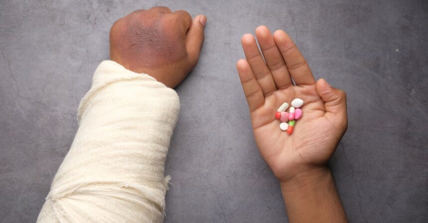 découvrez les causes, symptômes et traitements de la douleur au poignet. apprenez comment soulager l'inconfort et prévenir les blessures avec des conseils pratiques et des exercices adaptés.