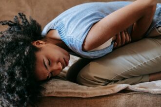 découvrez les causes, symptômes et traitements de la douleur abdominale. obtenez des conseils pour soulager votre inconfort et améliorer votre bien-être digestif.