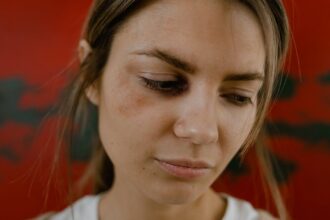 découvrez les causes possibles de la douleur oculaire, des solutions pour soulager les symptômes et des conseils pour maintenir la santé de vos yeux. apprenez quand consulter un professionnel de la santé pour un diagnostic approprié.