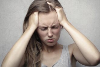découvrez les causes et traitements liés à la douleur frontale. apprenez à identifier les symptômes et à soulager l'inconfort, tout en explorant des conseils pratiques pour améliorer votre bien-être.