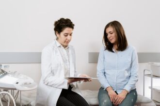 découvrez l'importance de l'échographie de la prostate pour le diagnostic et le suivi des troubles prostatiques. cette procédure non invasive permet d'obtenir des images précises de la glande prostatique, aidant ainsi à détecter les anomalies et à planifier les traitements appropriés.