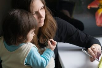 découvrez comment l'éducation sur l'attachement influence le développement émotionnel et social des enfants. apprenez des stratégies pour renforcer les liens affectifs et promouvoir un environnement d'apprentissage sain.