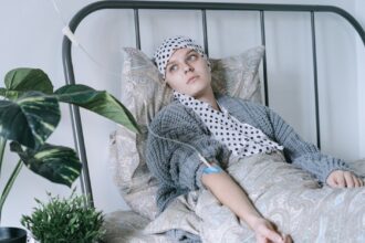 découvrez tout ce que vous devez savoir sur la chimiothérapie : son fonctionnement, ses effets secondaires, et ses rôles dans le traitement du cancer. informez-vous pour mieux comprendre cette approche médicale essentielle.