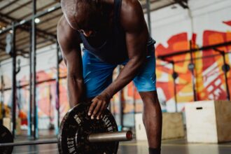 découvrez l'entraînement à haute intensité pour maximiser vos performances et brûler des calories rapidement. cet entraînement révolutionnaire combine force et endurance pour un résultat optimal et un corps tonifié.