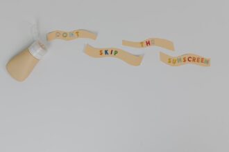 découvrez tout ce que vous devez savoir sur les coups de soleil : causes, symptômes, traitements et conseils pour prévenir les brûlures de la peau. protégez votre épiderme et profitez du soleil en toute sérénité !