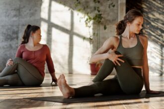 découvrez les bienfaits du 'relaxing stretch', une pratique douce qui allie étirement et relaxation. libérez votre tension musculaire, améliorez votre flexibilité et retrouvez votre sérénité au quotidien grâce à cette approche apaisante.