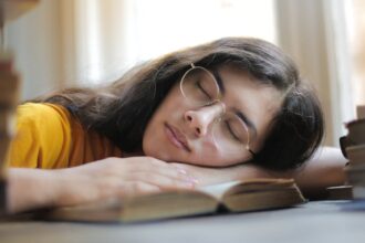 découvrez comment l'étude du sommeil influence la santé cardiaque. apprenez les liens entre la qualité du sommeil et le bien-être du cœur, ainsi que des conseils pratiques pour améliorer votre santé cardiovasculaire grâce à un meilleur sommeil.