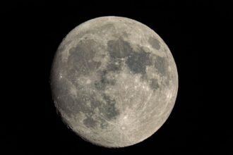 découvrez les mystères du réveil nocturne, un phénomène intrigant qui peut perturber le sommeil. apprenez à le comprendre et à le gérer pour améliorer votre bien-être.