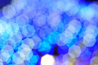 découvrez tout sur la lumière bleue : ses effets sur la santé, son impact sur le sommeil et des conseils pour protéger vos yeux des écrans.
