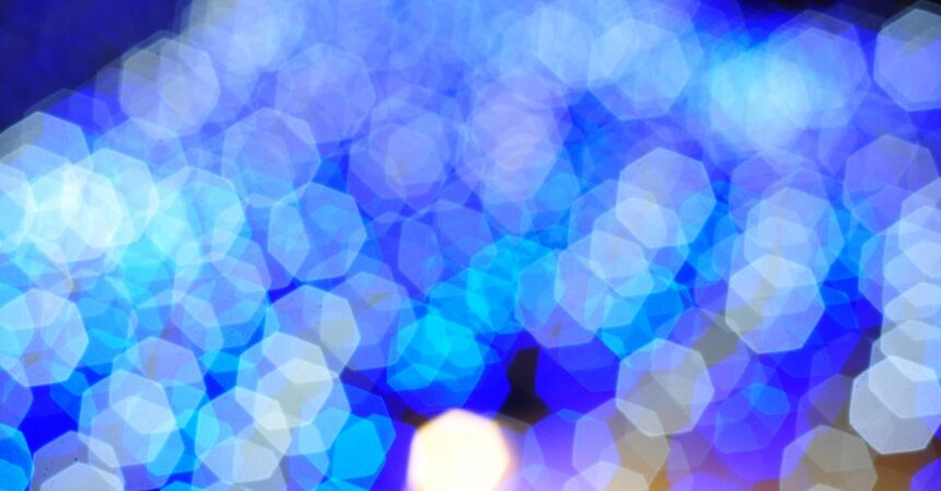 découvrez tout sur la lumière bleue : ses effets sur la santé, son impact sur le sommeil et des conseils pour protéger vos yeux des écrans.