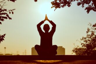 découvrez l'art de la pleine conscience (mindfulness) et apprenez à vivre l'instant présent. explorez des techniques de méditation, des exercices pratiques et des conseils pour intégrer la mindfulness dans votre quotidien afin d'améliorer votre bien-être mental et émotionnel.