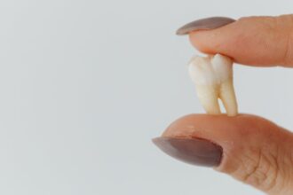découvrez tout ce que vous devez savoir sur l'extraction des dents de sagesse : des symptômes aux procédures, en passant par les soins postopératoires. informez-vous pour une intervention en toute sérénité.