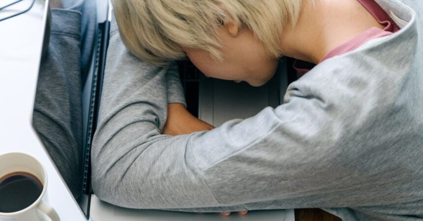 découvrez les causes, symptômes et solutions pour combattre la fatigue au quotidien. apprenez à gérer votre énergie et à améliorer votre bien-être grâce à des conseils pratiques et des astuces efficaces.
