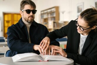 découvrez notre formation pour les aidants, conçue pour vous fournir les compétences essentielles et les connaissances nécessaires pour offrir un soutien de qualité. apprenez des techniques pratiques, des stratégies de communication et des méthodes pour améliorer la qualité de vie des personnes que vous accompagnez.
