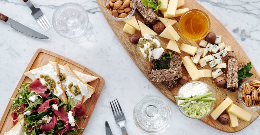 découvrez l'univers exceptionnel du fromage : des variétés savoureuses aux conseils de dégustation, explorez les richesses des fromages du monde entier, des classiques aux perles rares.