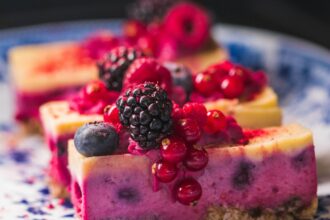 découvrez l'univers délicieux des fruits rouges ! éveillez vos papilles avec notre sélection de baies et fruits éclatants, riches en saveurs et en bienfaits pour la santé. parfaits pour vos desserts, smoothies ou à déguster seuls, les fruits rouges ajoutent une touche de fraîcheur à votre alimentation. explorez nos recettes et conseils pour savourer ces délices naturels.