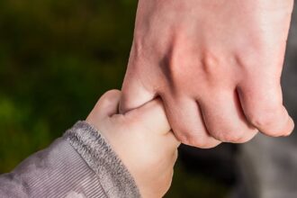 découvrez le rôle essentiel des caregivers, ces professionnels dévoués qui apportent soutien et bien-être aux personnes nécessitant une aide quotidienne. apprenez-en plus sur leurs missions, compétences et l'importance de leur contribution au sein de la société.