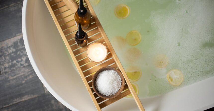 découvrez les bienfaits du gargarisme au sel, une méthode simple et efficace pour apaiser les maux de gorge et favoriser la santé buccale. apprenez comment préparer votre solution saline et les techniques pour un gargarisme optimal.