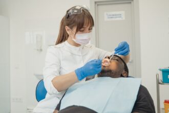découvrez les causes, les symptômes et les traitements des gencives qui se rétractent. apprenez comment préserver votre santé bucco-dentaire et prévenir les complications liées à la récession gingivale.