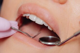découvrez des conseils et des informations essentielles pour maintenir une santé gingivale optimale. apprenez les meilleures pratiques pour prévenir les maladies des gencives et contribuer à un sourire éclatant.
