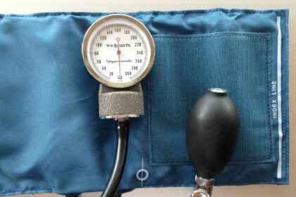découvrez des conseils et des stratégies efficaces pour la gestion de la pression artérielle. apprenez à contrôler votre hypertension et à améliorer votre santé cardiovasculaire grâce à des habitudes de vie adaptées et des traitements appropriés.