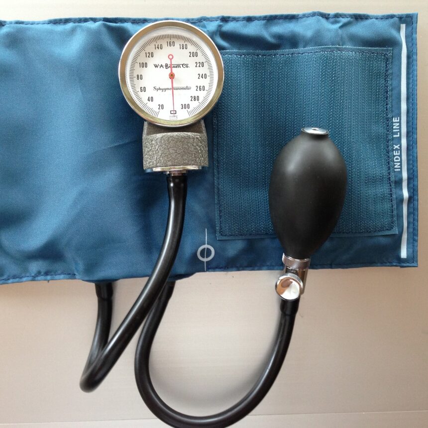 découvrez des conseils et des stratégies efficaces pour la gestion de la pression artérielle. apprenez à contrôler votre hypertension et à améliorer votre santé cardiovasculaire grâce à des habitudes de vie adaptées et des traitements appropriés.