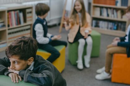 découvrez les causes et les solutions à l'anxiété sociale, ce trouble qui affecte de nombreuses personnes dans leur vie quotidienne. apprenez des stratégies pour surmonter vos peurs, améliorer vos interactions sociales et vivre plus sereinement.