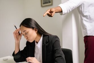 découvrez comment l'anxiété relationnelle affecte vos interactions personnelles et apprenez des stratégies pour surmonter ce sentiment. explorez des conseils pratiques pour améliorer votre bien-être émotionnel et renforcer vos relations.