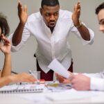 découvrez des stratégies efficaces de résolution de conflits qui vous aideront à surmonter les désaccords et à favoriser la communication. apprenez à gérer les tensions, à établir un dialogue constructif et à restaurer des relations harmonieuses.