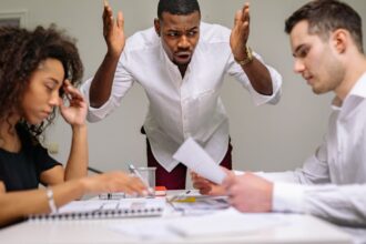 découvrez des stratégies efficaces de résolution de conflits qui vous aideront à surmonter les désaccords et à favoriser la communication. apprenez à gérer les tensions, à établir un dialogue constructif et à restaurer des relations harmonieuses.