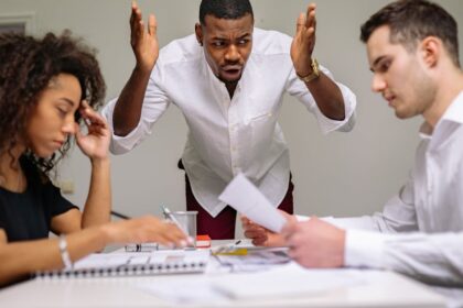 découvrez des stratégies efficaces de résolution de conflits qui vous aideront à surmonter les désaccords et à favoriser la communication. apprenez à gérer les tensions, à établir un dialogue constructif et à restaurer des relations harmonieuses.