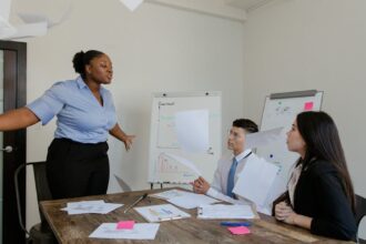 découvrez des stratégies efficaces de gestion des conflits pour améliorer la communication, renforcer les relations interpersonnelles et favoriser un environnement de travail harmonieux. apprenez à résoudre les désaccords de manière constructive et à promouvoir une culture de coopération.