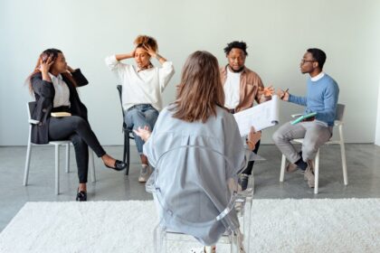 découvrez des stratégies efficaces de résolution de conflits pour améliorer vos relations personnelles et professionnelles. apprenez à gérer les désaccords de manière constructive et à instaurer un dialogue ouvert pour parvenir à des solutions durables.