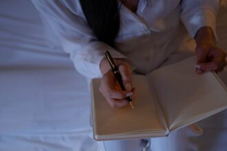 découvrez des stratégies efficaces pour gérer vos pensées nocturnes et améliorer votre sommeil. apprenez à apaiser votre esprit avant de vous endormir et à transformer vos nuits en moments de sérénité.