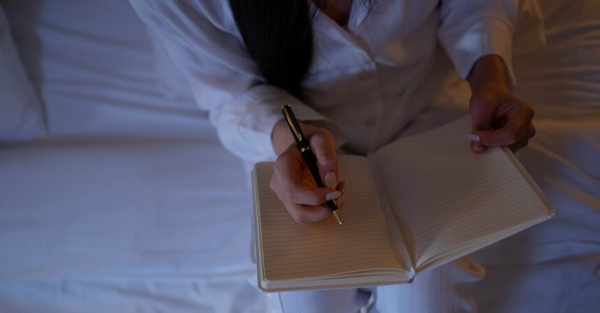 découvrez des stratégies efficaces pour gérer vos pensées nocturnes et améliorer votre sommeil. apprenez à apaiser votre esprit avant de vous endormir et à transformer vos nuits en moments de sérénité.