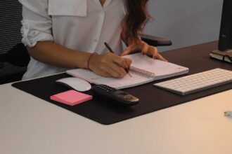 découvrez des stratégies efficaces pour la gestion de la ménopause. apprenez à soulager les symptômes, à améliorer votre bien-être et à vivre cette transition avec sérénité grâce à des conseils pratiques et un soutien adapté.