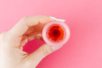 découvrez tout ce que vous devez savoir sur le mucus cervical : son rôle, son évolution au cours du cycle menstruel et son importance pour la fertilité. apprenez à l'analyser pour mieux comprendre votre corps.