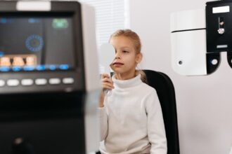 découvrez tout ce qu'il faut savoir sur le glaucome, une maladie oculaire silencieuse qui peut entraîner une perte de vision. apprenez à reconnaître les symptômes, les facteurs de risque, et les options de traitement pour préserver votre santé visuelle.