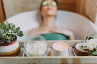 découvrez l'enzyme scrub, un gommage doux qui exfolie la peau en profondeur grâce aux enzymes naturelles. éliminez les cellules mortes, révélez un teint lumineux et profitez d'une peau lisse et revitalisée. idéal pour tous les types de peau, ce soin vous offre une expérience de beauté agréable.